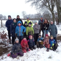 Gruppenfoto der Primarschulkinder und deren Lehrpersonen nach Erstellung des Heckenerlebniswegs in Wirtzfeld